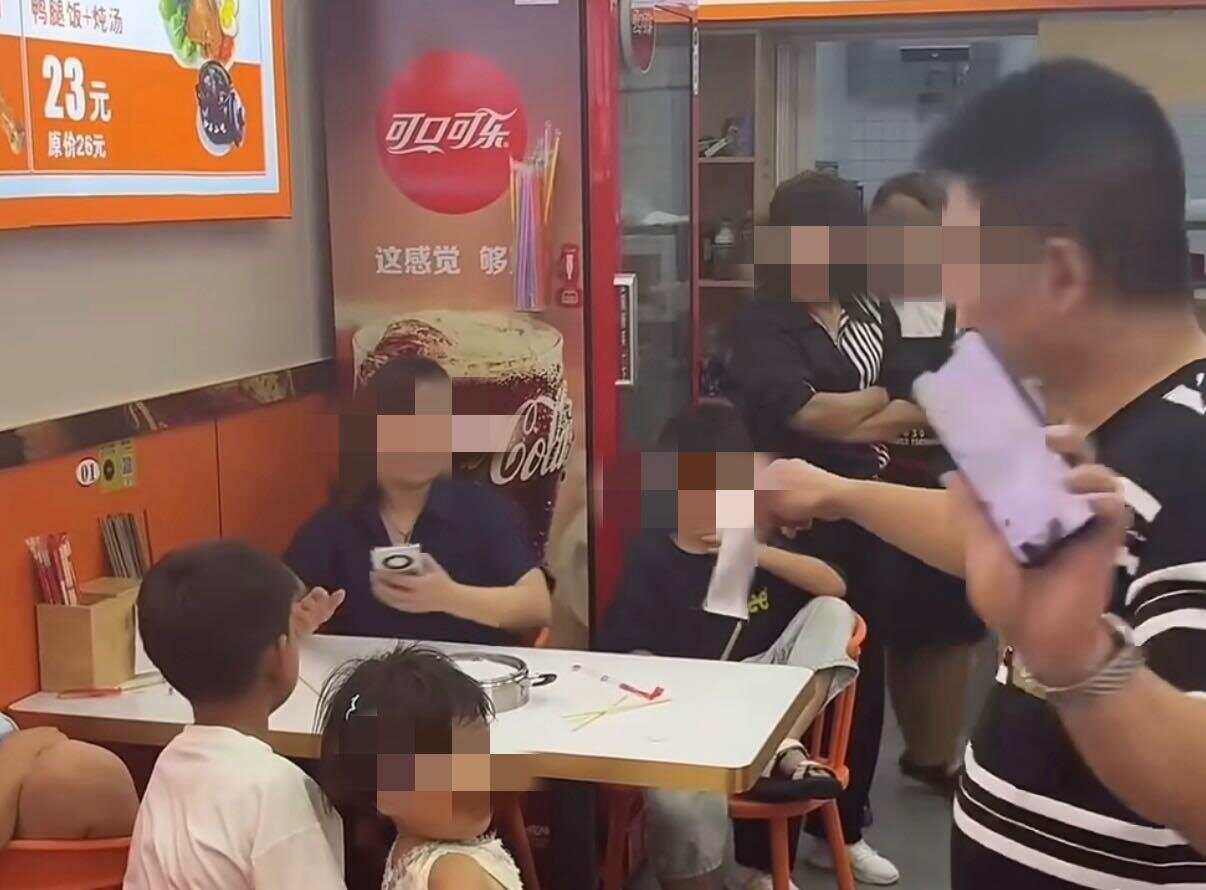 3女子带4个孩子点一碗面多次续面一碗面的温情与力量，三个女子与四个孩子的感人故事