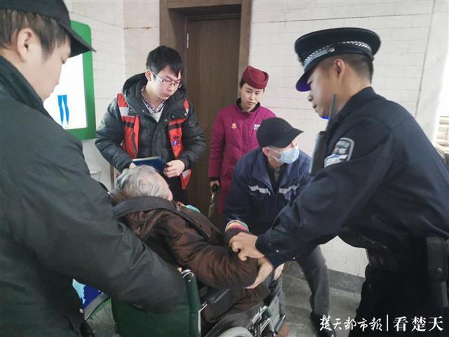 老人乘扶梯摔倒